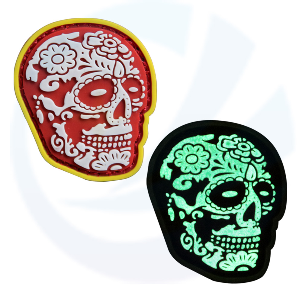 Glow cranio in PVC 2D/3D personalizzato all'ingrosso nella patch di gomma in PVC morbida scura